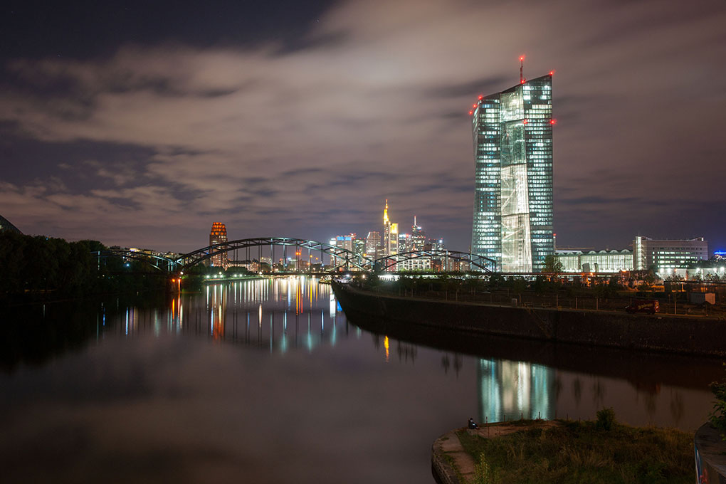 W-Frankfurt-und-EZB-bei-nacht-2